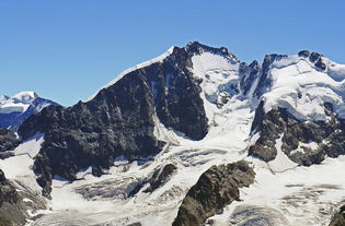 瑞士伯尔尼阿尔卑斯山（Bernese Alps）上一条壮观的新缆车已经开放。其倾斜度达到了惊人的159.4%，制造商声称它是世界上最陡峭的缆车。_1